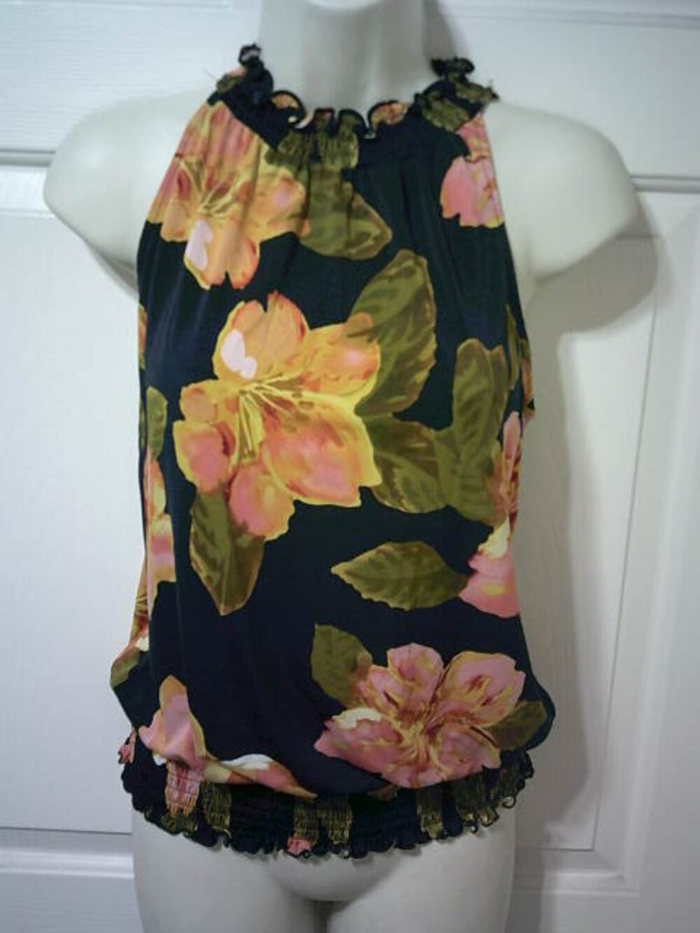 CUTE CROSBY SLEEVELESS FLORAL TOP SIZE SMALL HIGH STRETCH NECK SPANDEX WAIST 👩